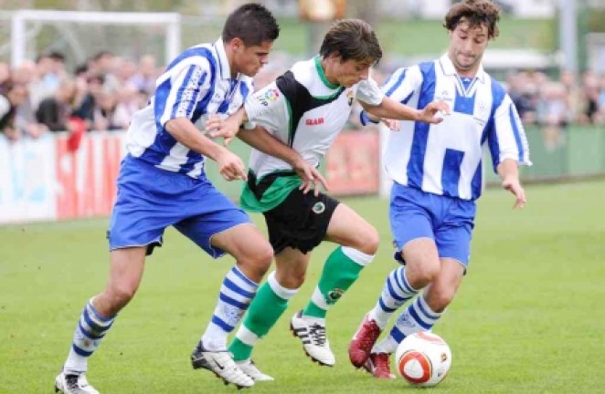 Luque, rodeado por dos rivales
