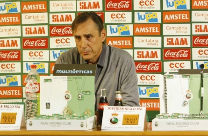El t&eacute;cnico, durante la comparecencia