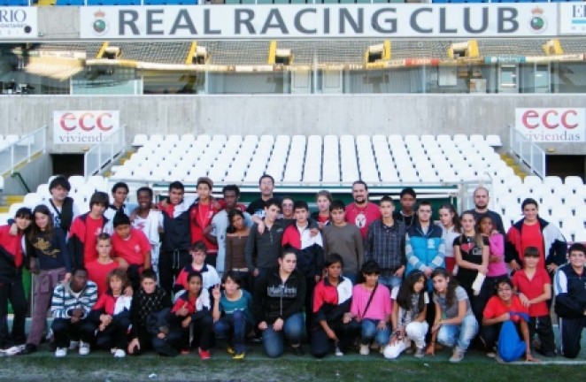 El grupo posa en el c&eacute;sped