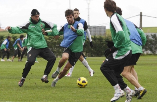 Adrián lucha un balón con Kennedy Adrián lucha un balón con Kennedy