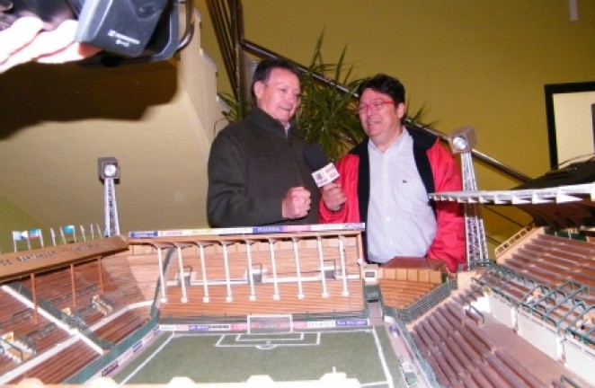 Junto a la maqueta del derruido estadio Junto a la maqueta del derruido estadio