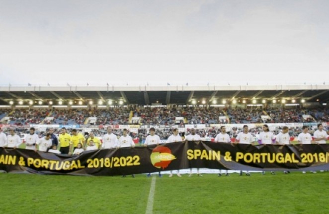 Los dos equipos desplegaron la pancarta
