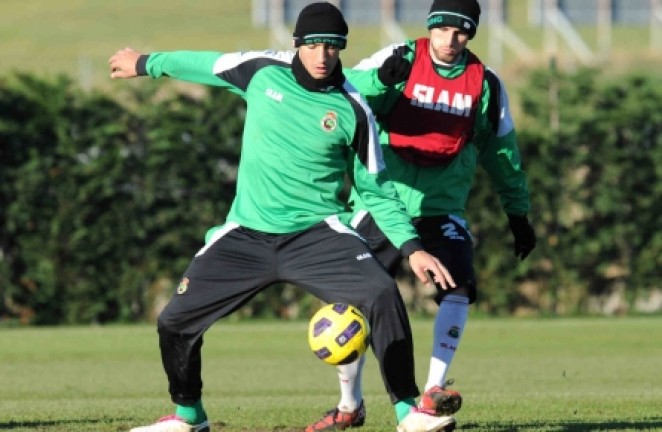 Ariel y Henrique luchan por la pelota