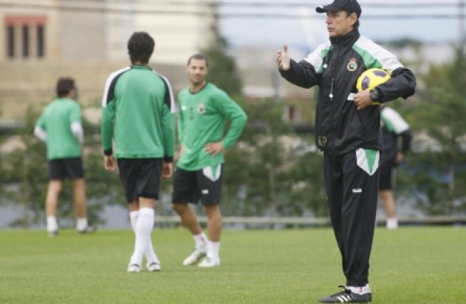 El entrenador da indicaciones El entrenador da indicaciones