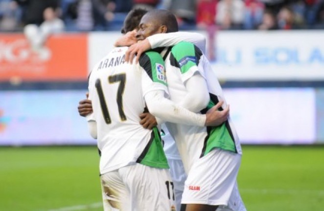 Abrazo a Diop tras su gol