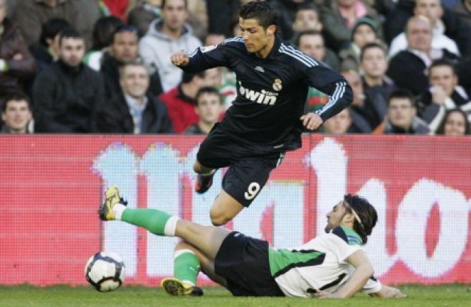 Serrano entra a Cristiano Ronaldo