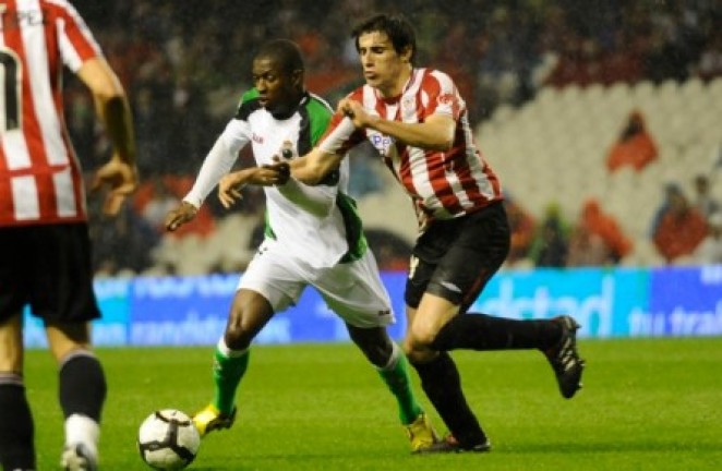 Diop pugnando por un bal&oacute;n