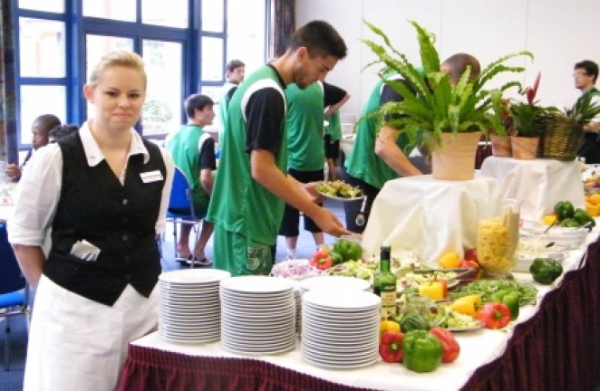 Una camarera, en el comedor racinguista Una camarera, en el comedor racinguista