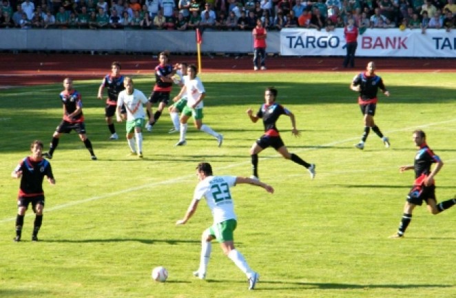 Francis, en una acción defensiva Francis, en una acción defensiva