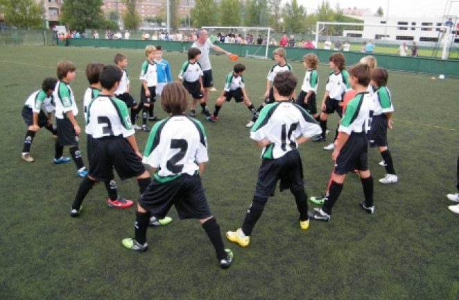 Alevines B calentando antes de su partido