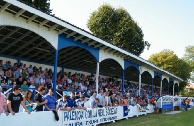 La bonita tribuna de Barreda a tope