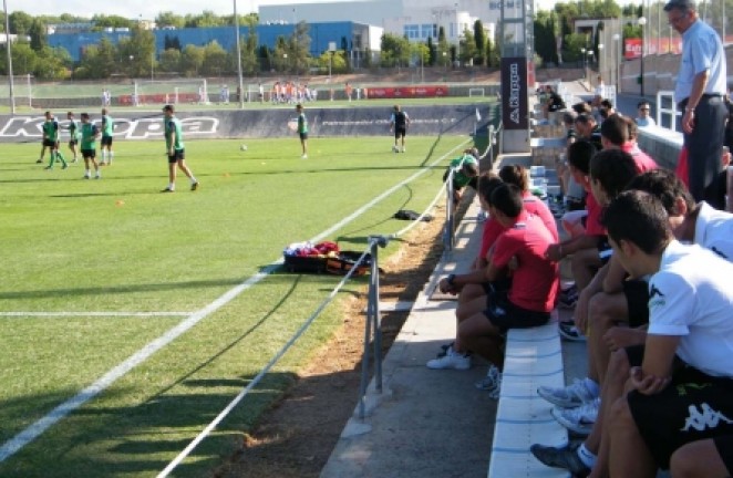 Juveniles del Valencia y Levante siguen el entrenamiento