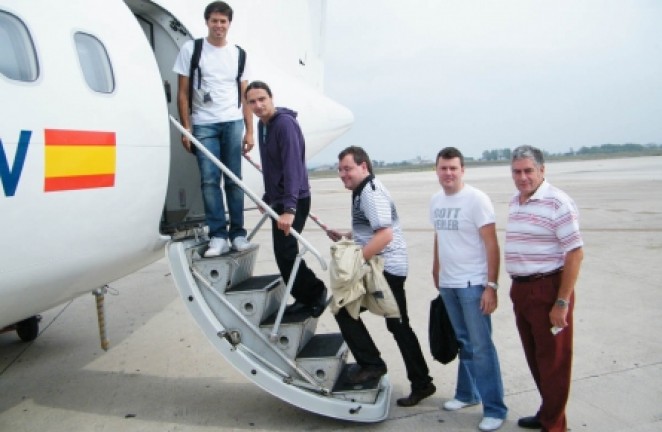 Aficionados racinguistas suben al avión