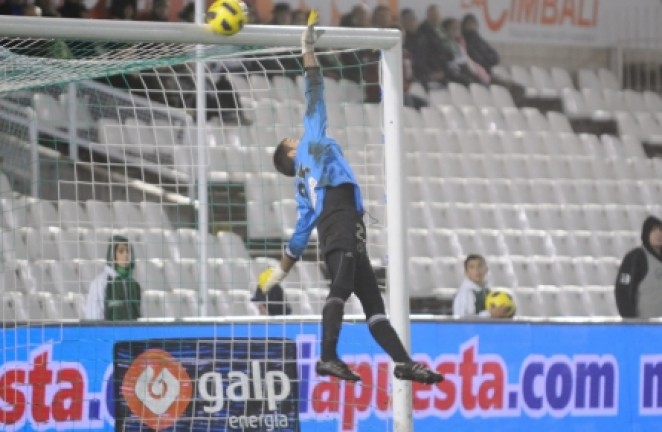 Despeje de Mario Fernández Despeje de Mario Fernández