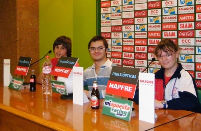 Alumnos en la sala de prensa