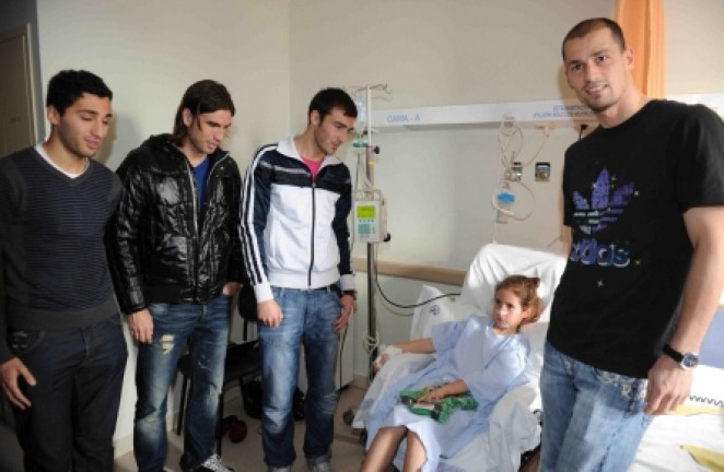 Junto a una joven aficionada Junto a una joven aficionada