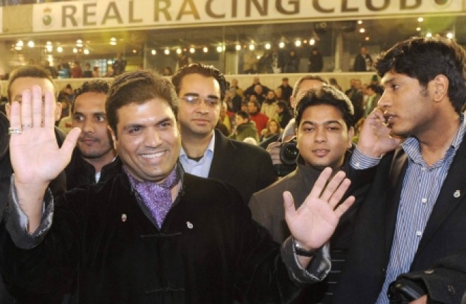 Ali saluda al p&uacute;blico