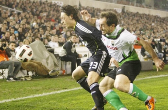 Munitis presiona a Ozil Munitis presiona a Ozil