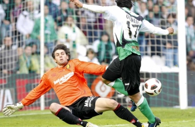 Gio tira al portero rival