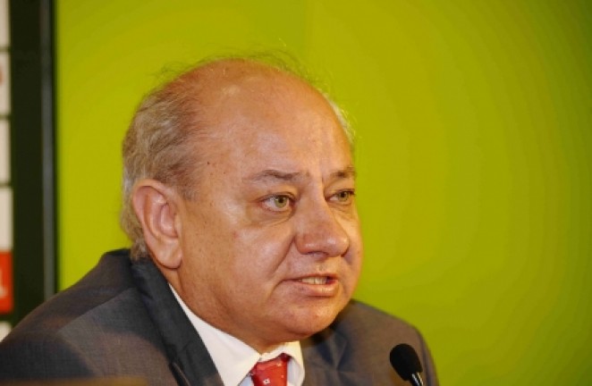 Roberto Bedoya Roberto Bedoya