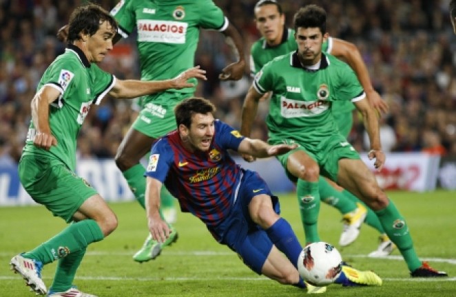 Messi rodeado de defensas Messi rodeado de defensas