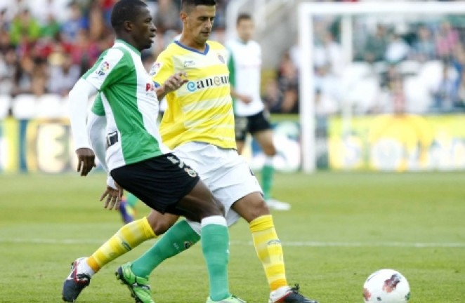 Diop cubre a un rival