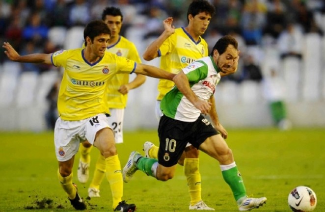 Munitis supera a un rival