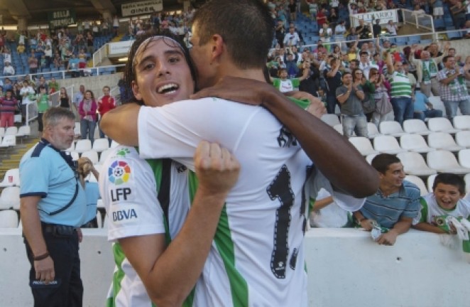Abrazo entre Kaludjerovic y Gai