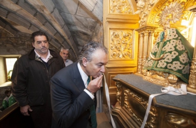 Lav&iacute;n besa la medalla