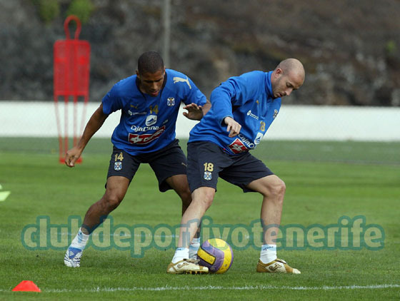 La Primera Plantilla Del CD Tenerife Se Ejercitó En El Campo De Arteixo ...